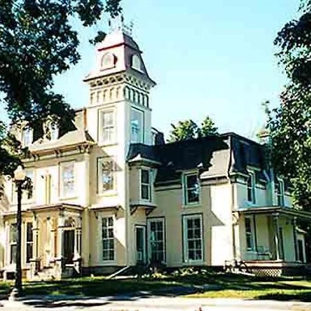 Absolute 1000 Islands Monthly Suites Gananoque Bagian luar foto