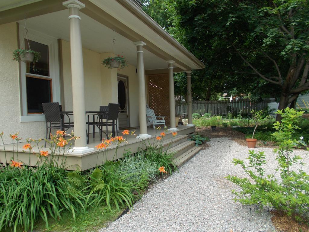 Absolute 1000 Islands Monthly Suites Gananoque Ruang foto