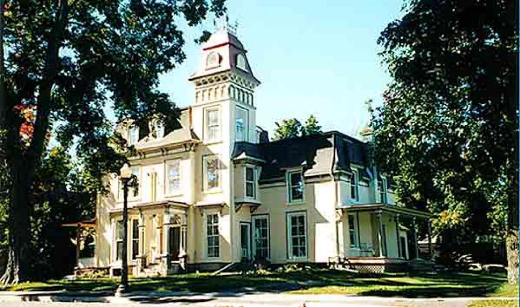 Absolute 1000 Islands Monthly Suites Gananoque Bagian luar foto