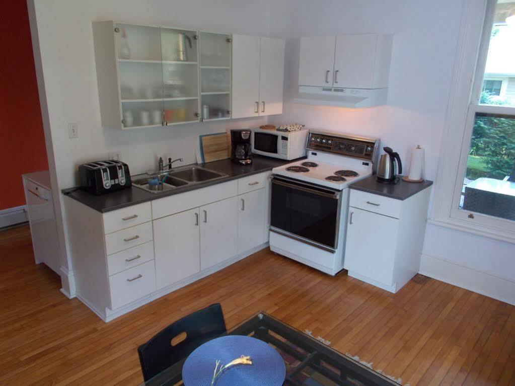 Absolute 1000 Islands Monthly Suites Gananoque Bagian luar foto